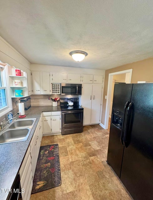 Photo #16: 138 Richard Street