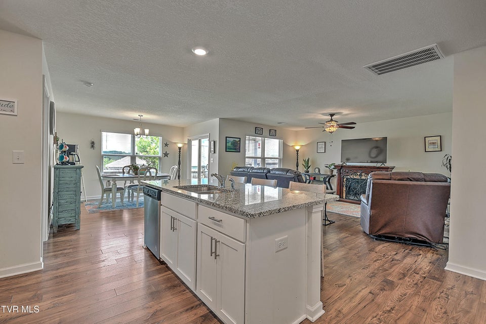 Photo #10: 3132 Phillips Way