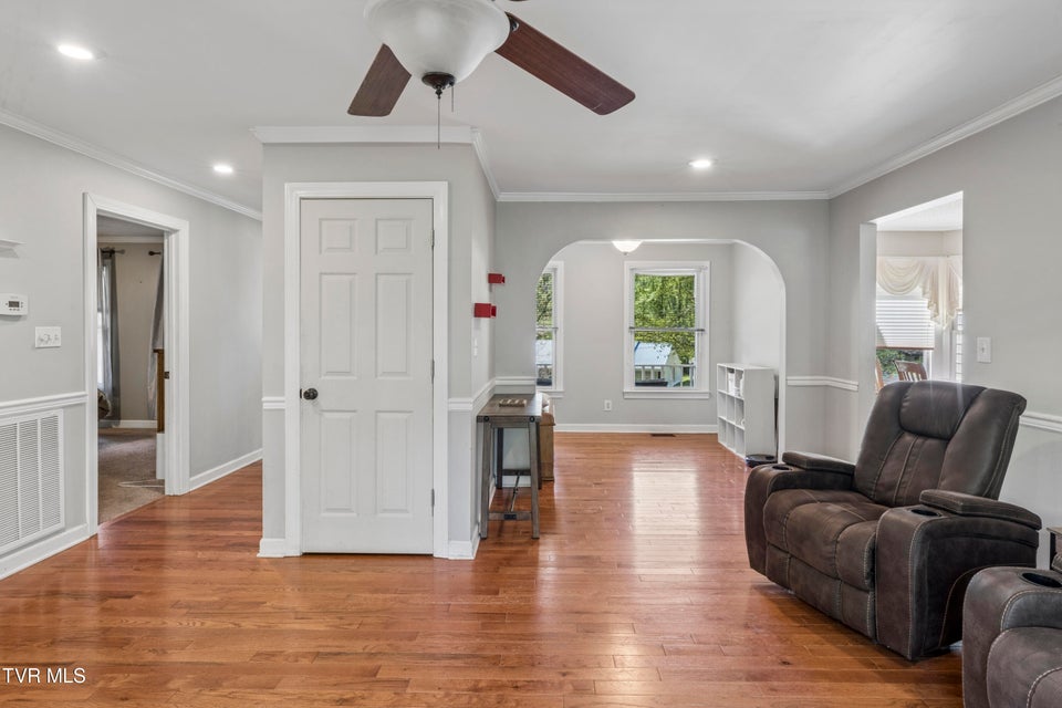 Photo #11: 802 Chestnut Avenue