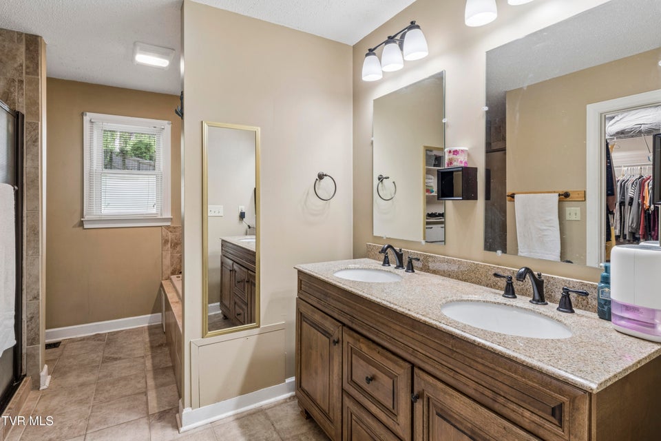 Photo #24: 802 Chestnut Avenue