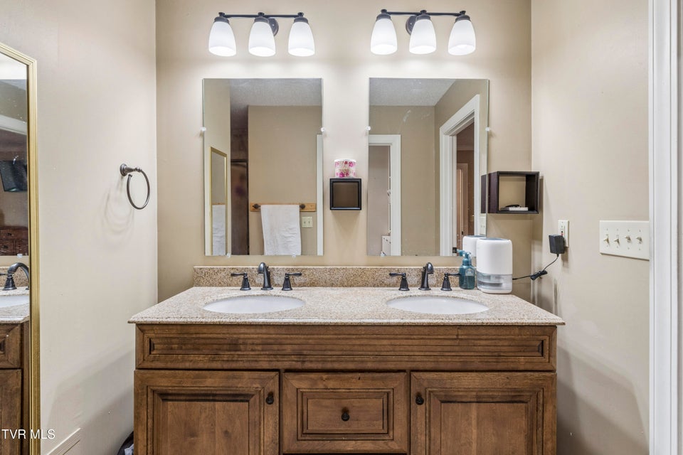 Photo #26: 802 Chestnut Avenue