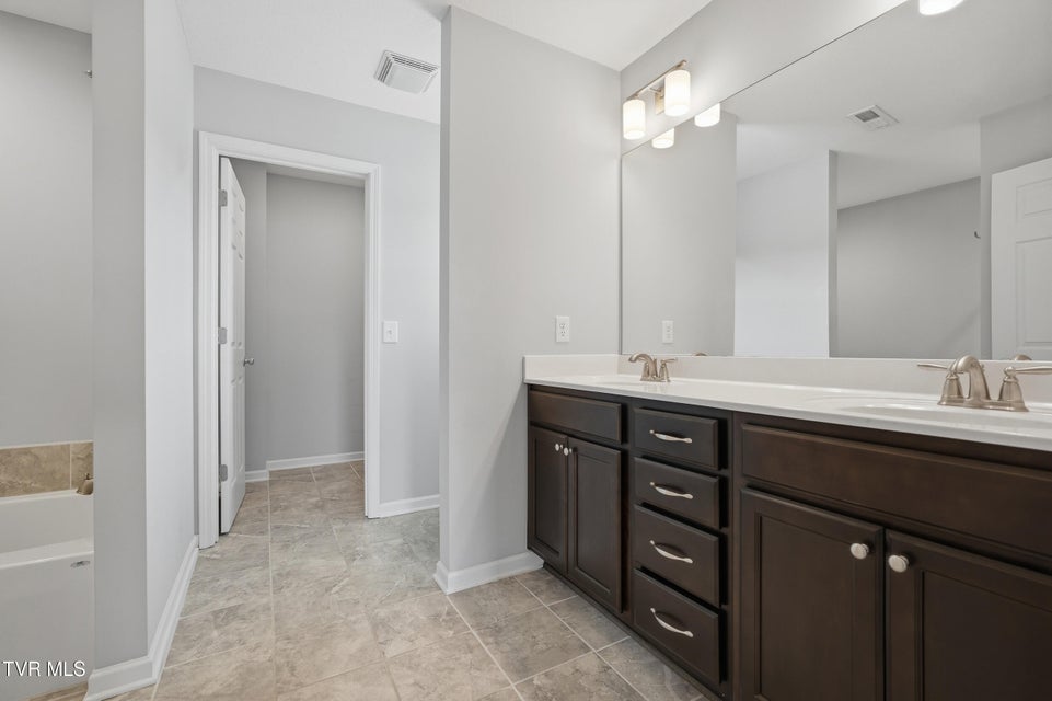 Photo #23: 916 Lona Lane