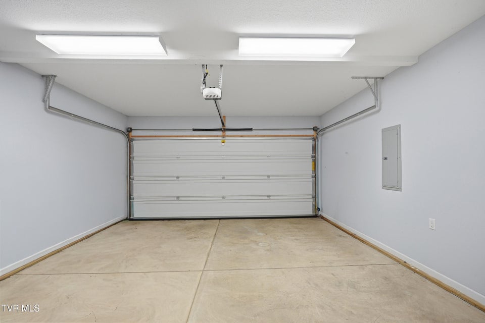 Photo #33: 916 Lona Lane