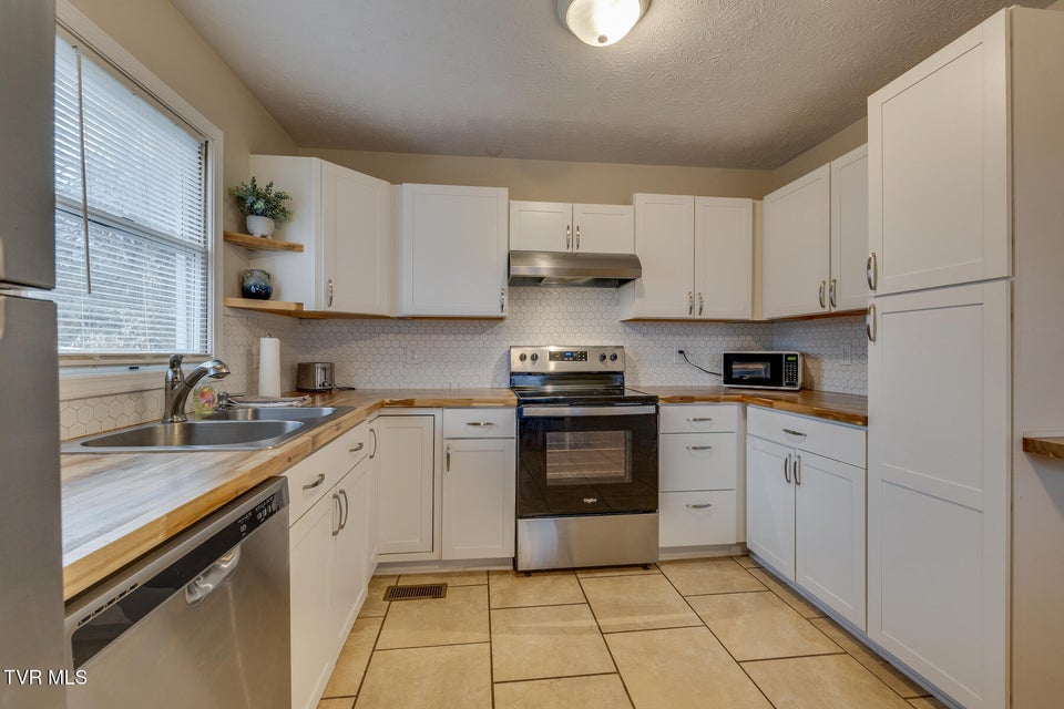 Photo #11: 925 Dorothy Street