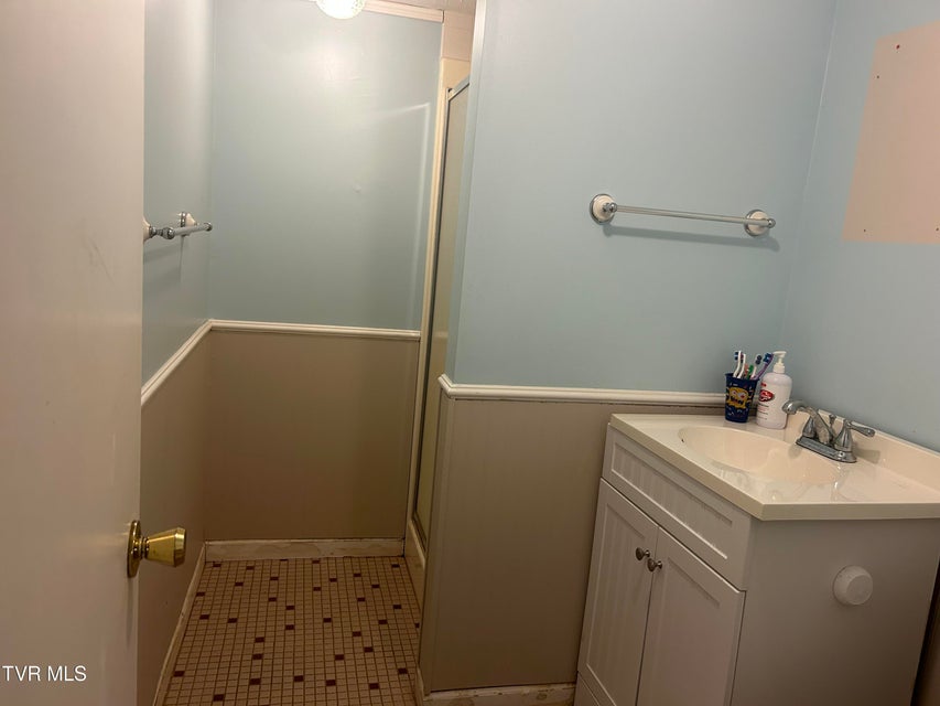 Photo #27: 605 Masengill Avenue