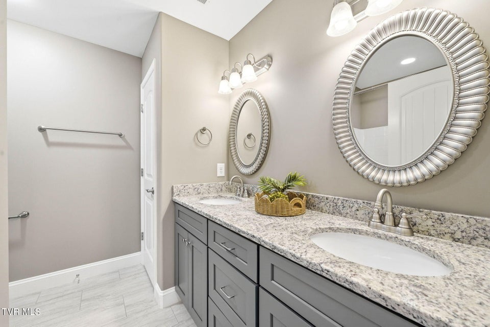 Photo #35: 3069 Calton Hill