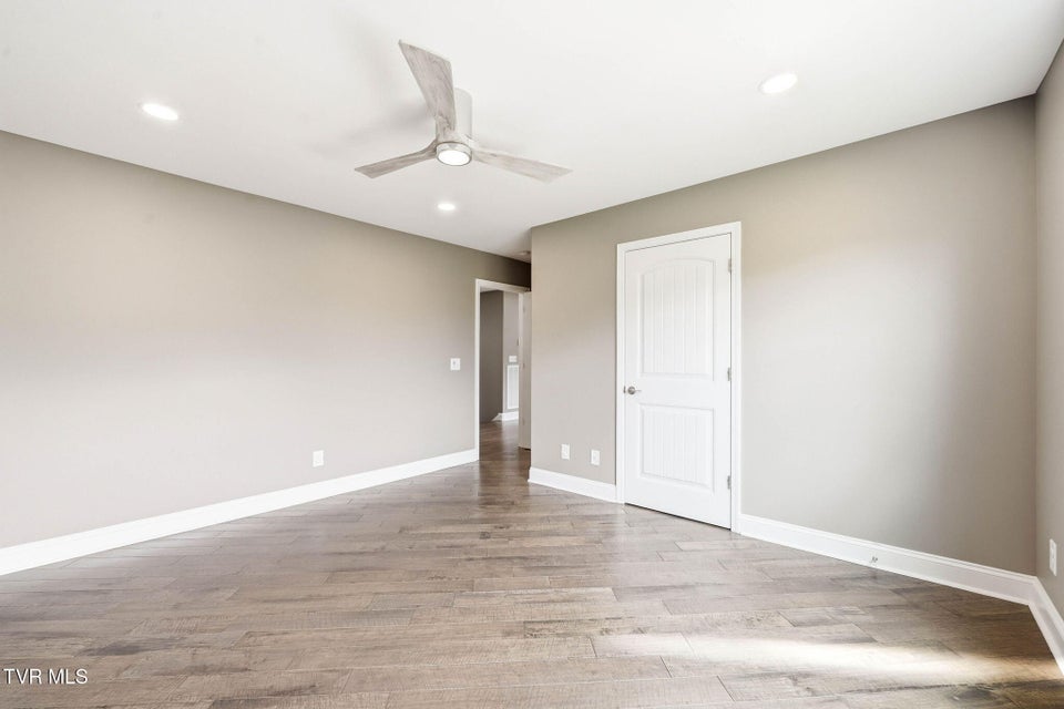 Photo #37: 3069 Calton Hill