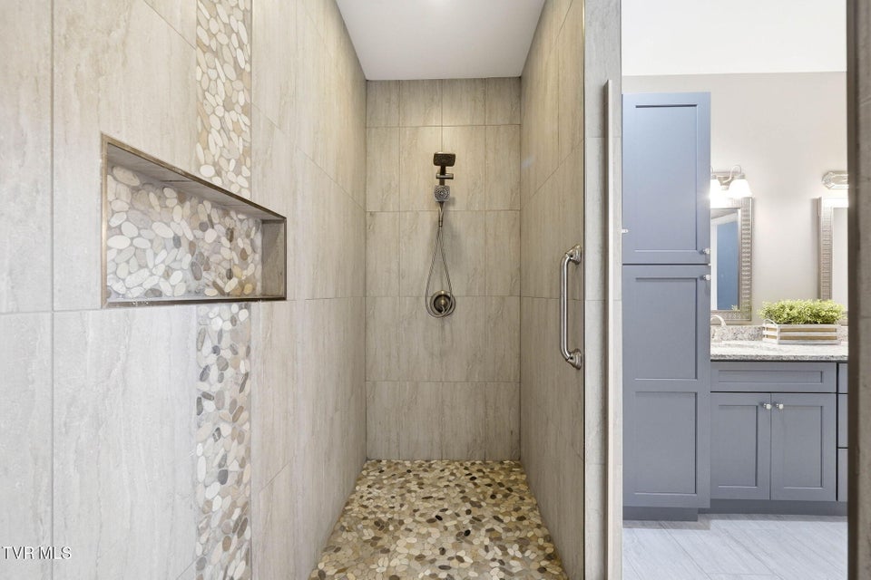 Photo #18: 3069 Calton Hill