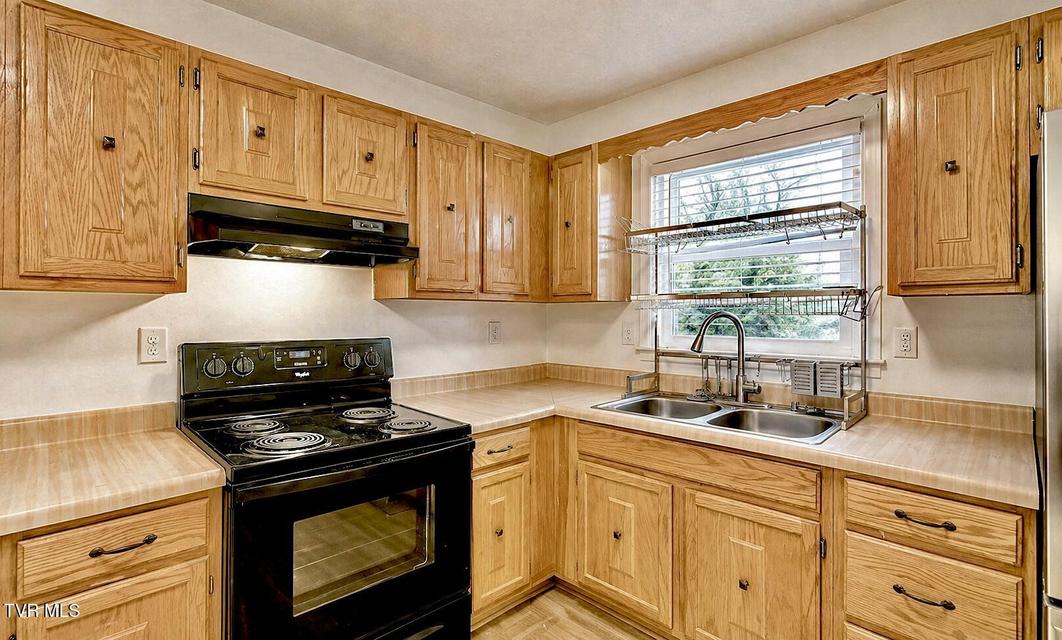 Photo #16: 728 Lynn Avenue