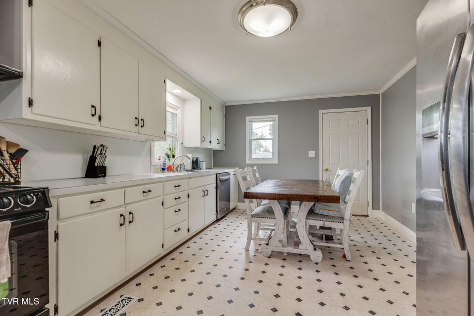 Photo #8: 930 Tip Top Avenue