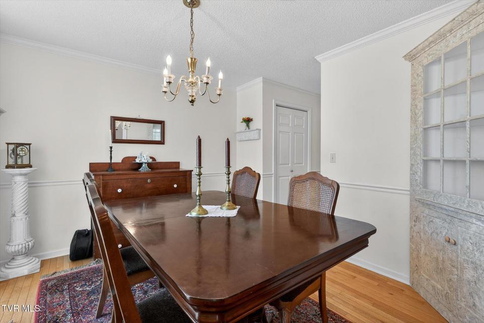 Photo #3: 624 Glen Oaks Place