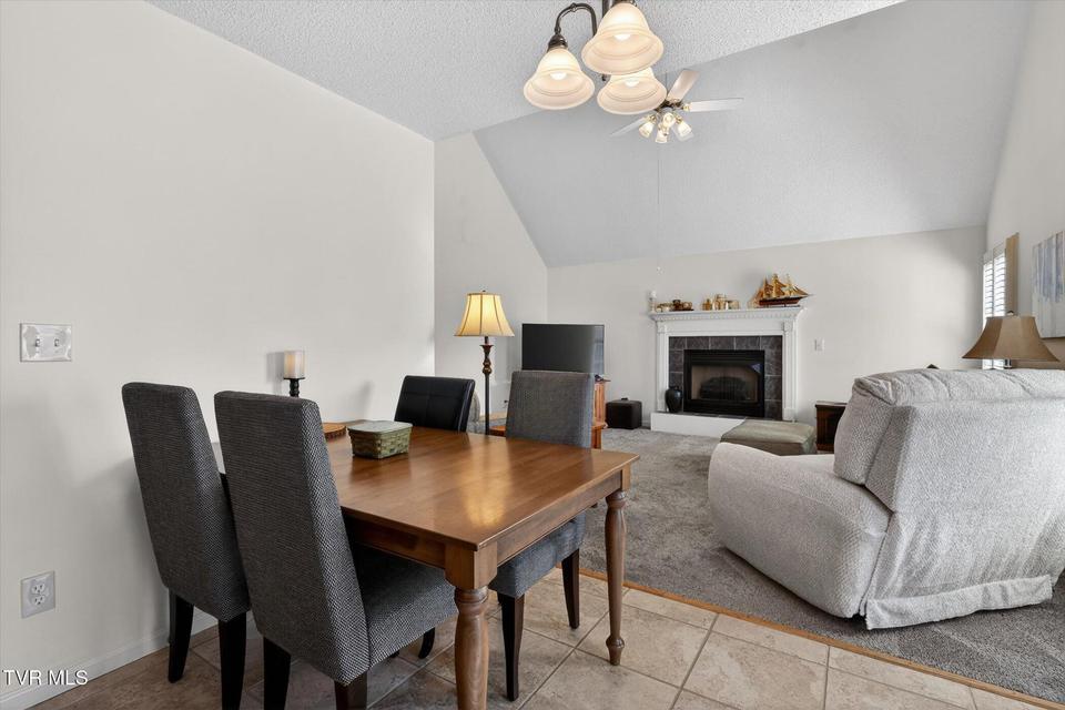 Photo #10: 624 Glen Oaks Place