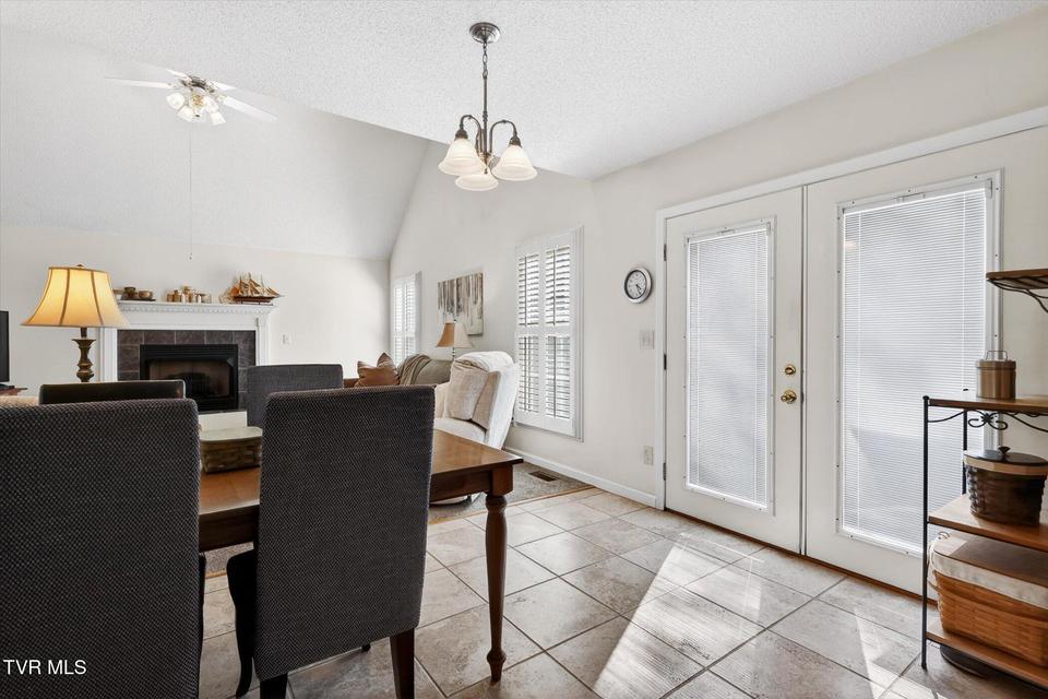 Photo #11: 624 Glen Oaks Place