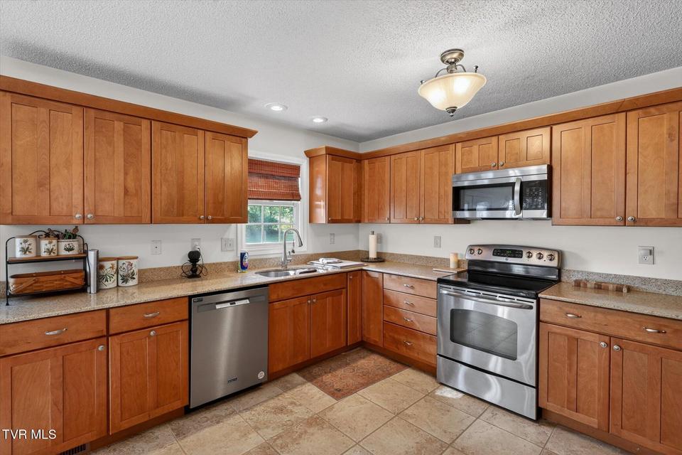 Photo #12: 624 Glen Oaks Place