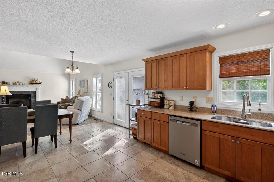 Photo #13: 624 Glen Oaks Place