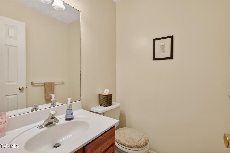 Photo #18: 624 Glen Oaks Place
