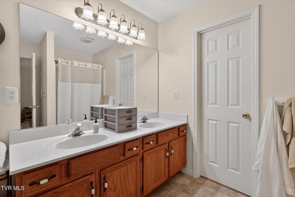 Photo #21: 624 Glen Oaks Place