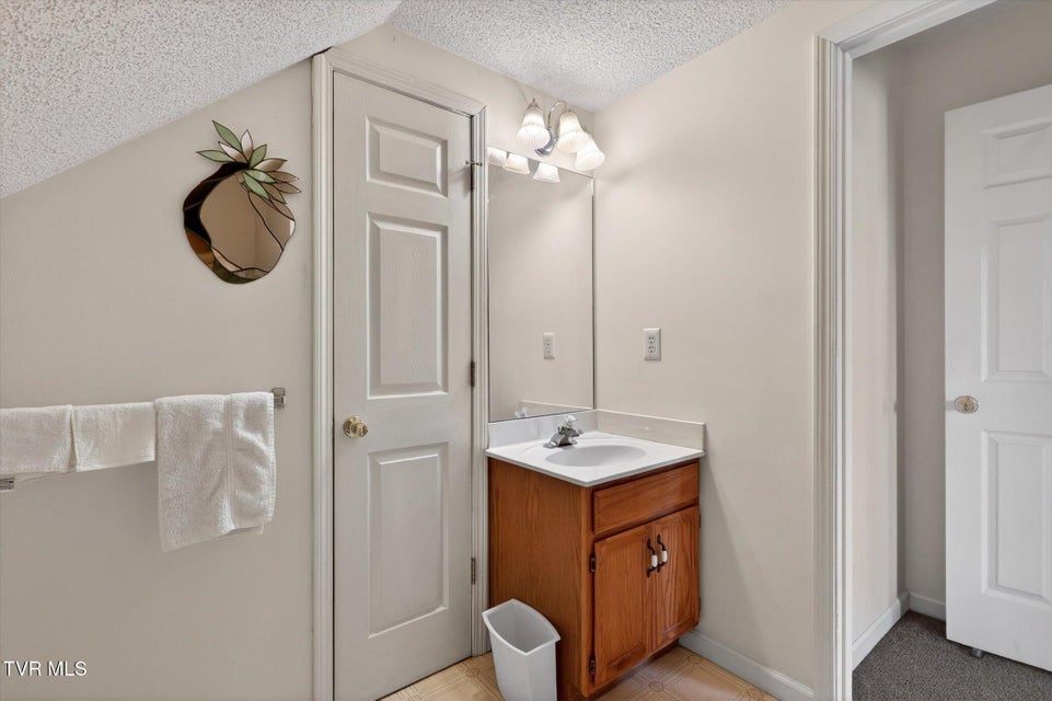 Photo #32: 624 Glen Oaks Place