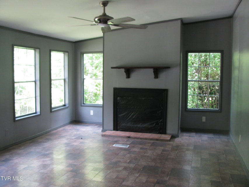 Photo #10: 407 Banks Street