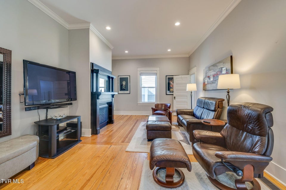Photo #6: 107 Chestnut Street