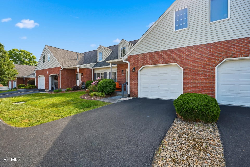 Photo #3: 1725 Lakeview Drive