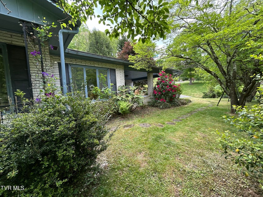 Photo #14: 665 Isabell Street