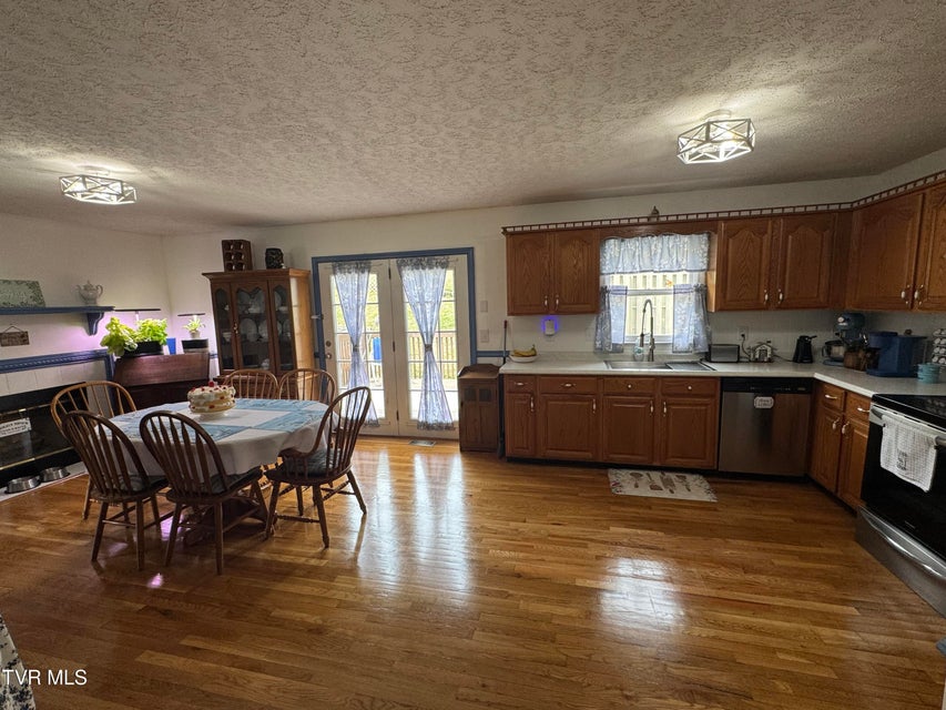Photo #6: 727 Fleetwood Avenue
