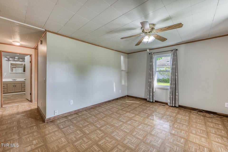 Photo #5: 945 Elm Avenue