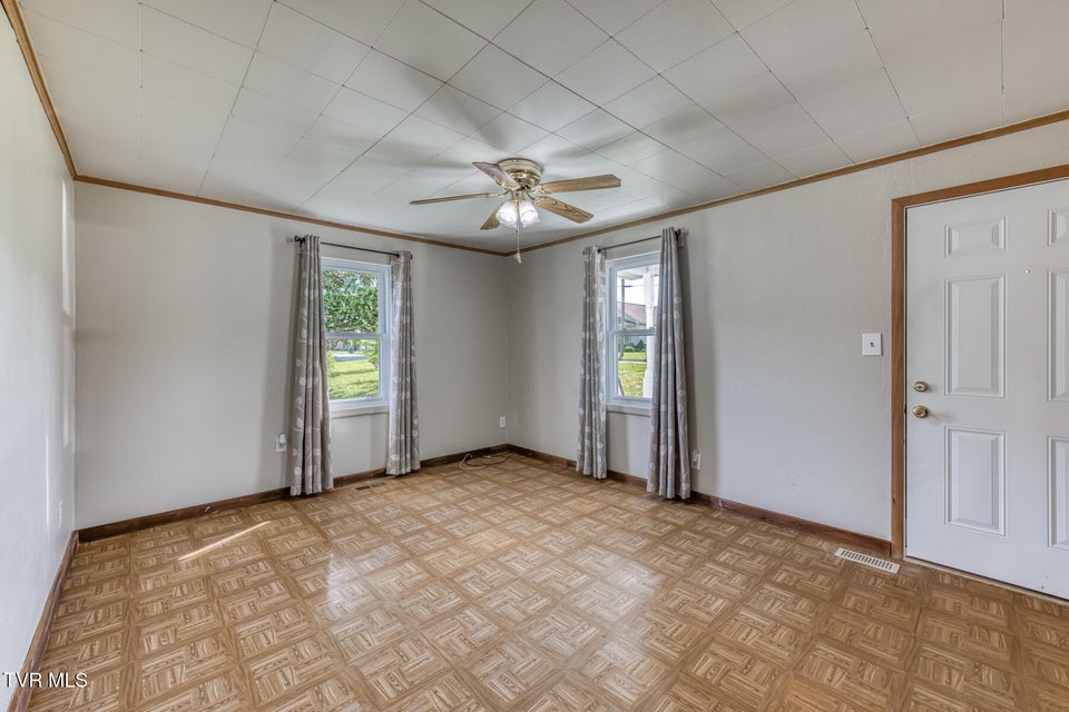Photo #6: 945 Elm Avenue