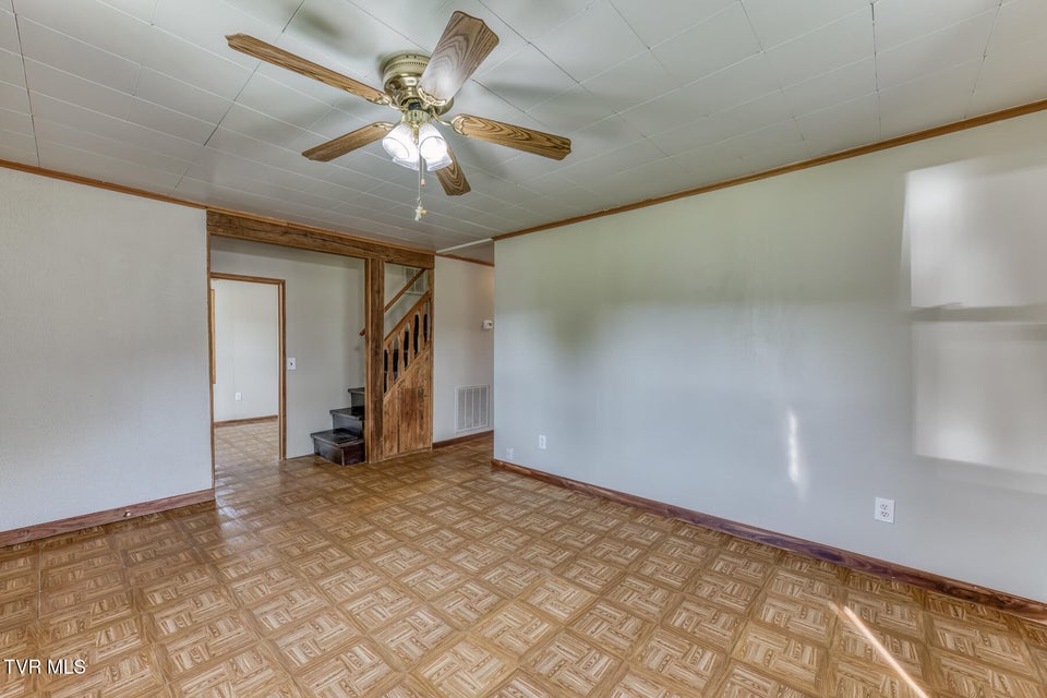 Photo #7: 945 Elm Avenue