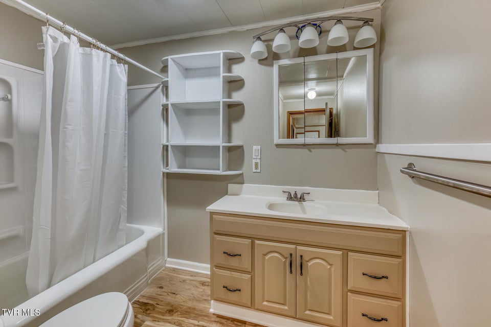 Photo #12: 945 Elm Avenue