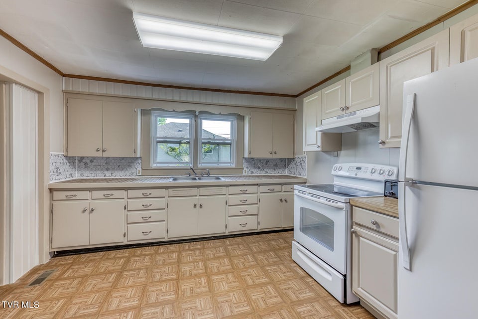 Photo #13: 945 Elm Avenue