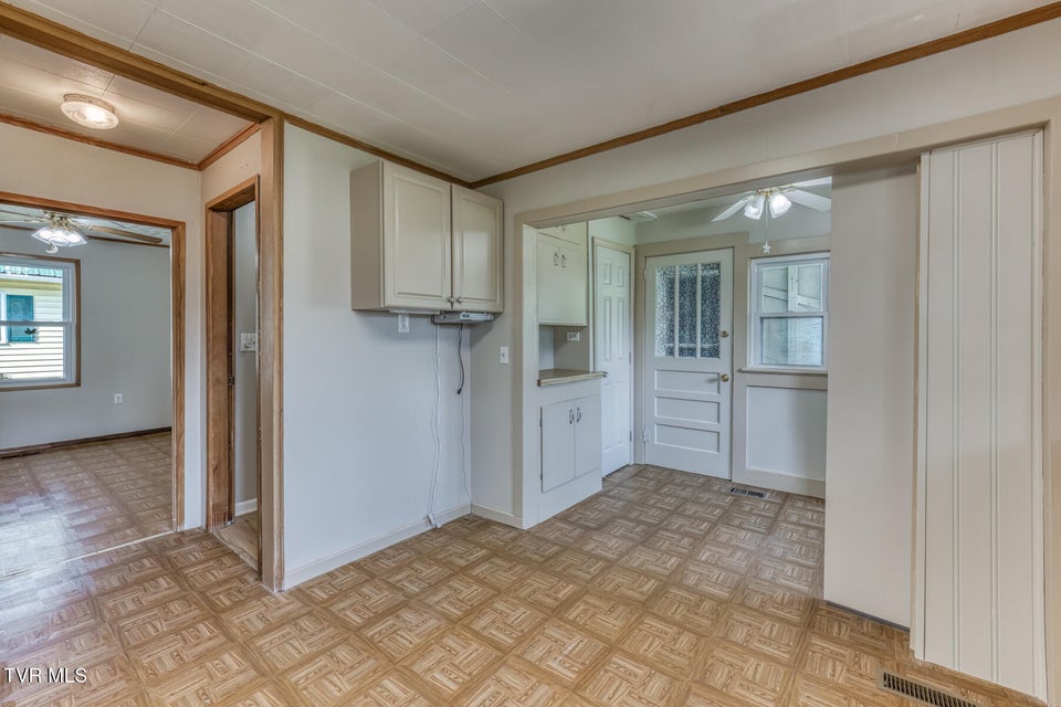 Photo #15: 945 Elm Avenue