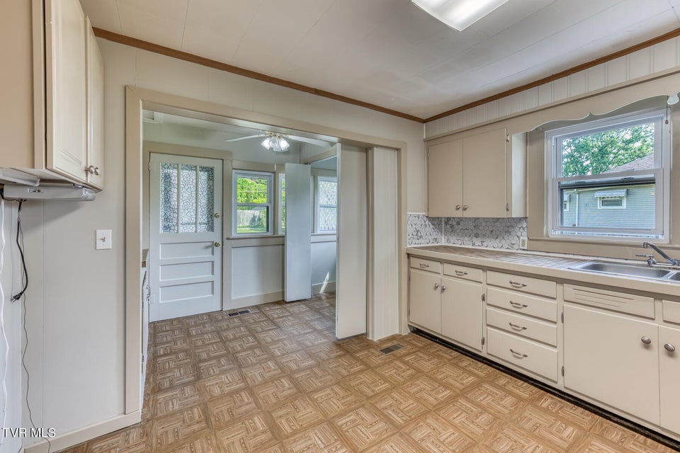 Photo #16: 945 Elm Avenue