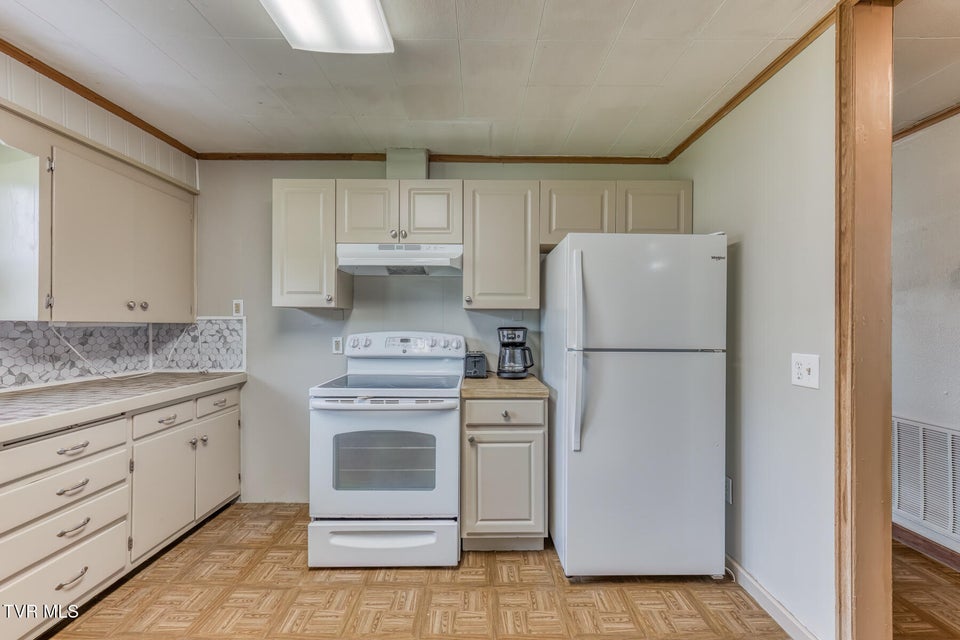 Photo #17: 945 Elm Avenue
