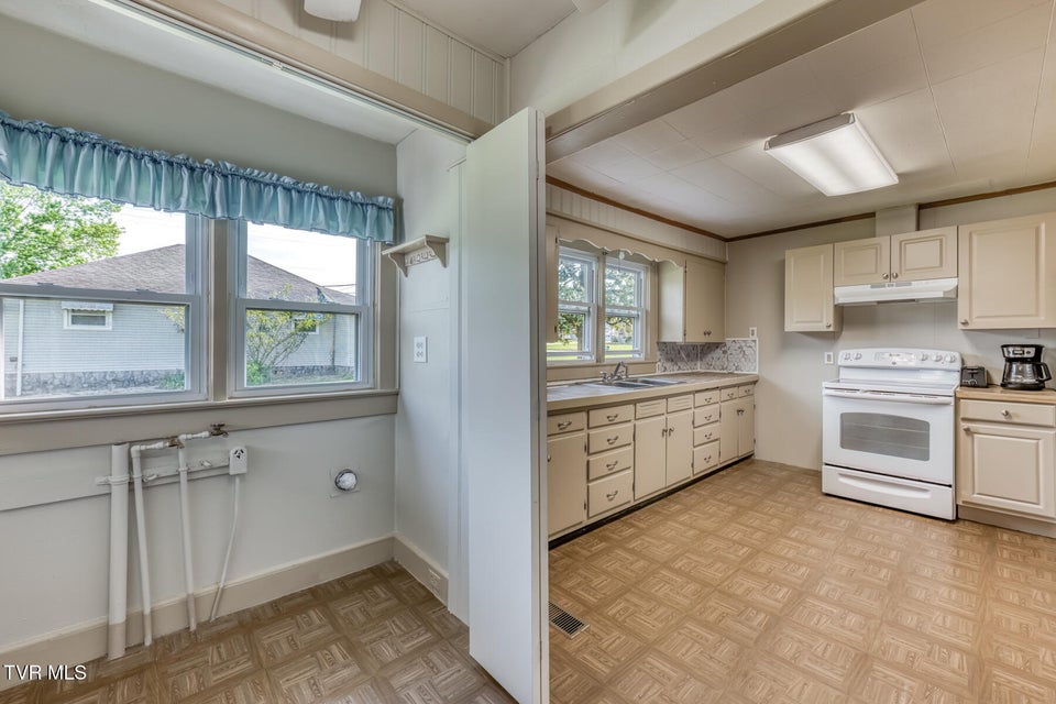 Photo #19: 945 Elm Avenue