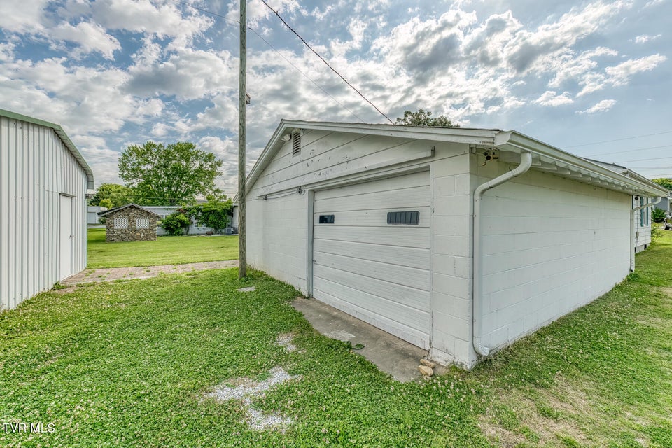 Photo #38: 945 Elm Avenue