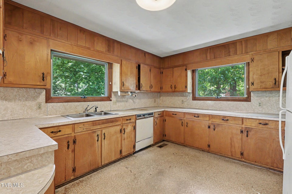 Photo #16: 1811 Moore Avenue