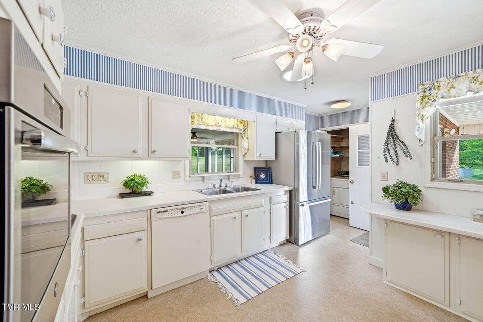 Photo #13: 608 Southview Drive