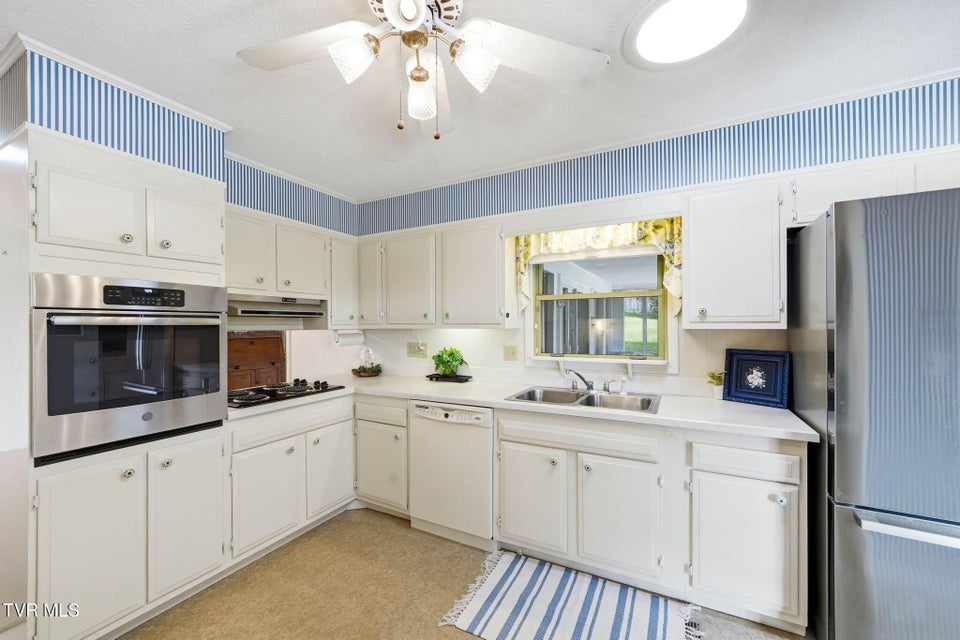 Photo #14: 608 Southview Drive