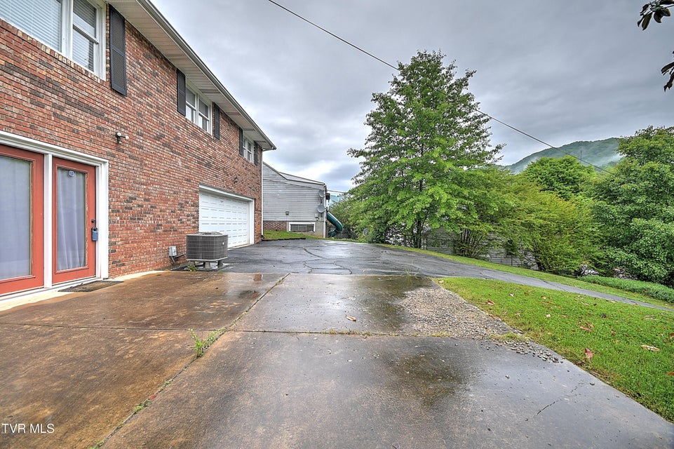 Photo #37: 757 West Jackson Street