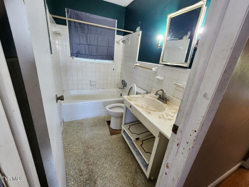 Photo #11: 546 Bays View Court