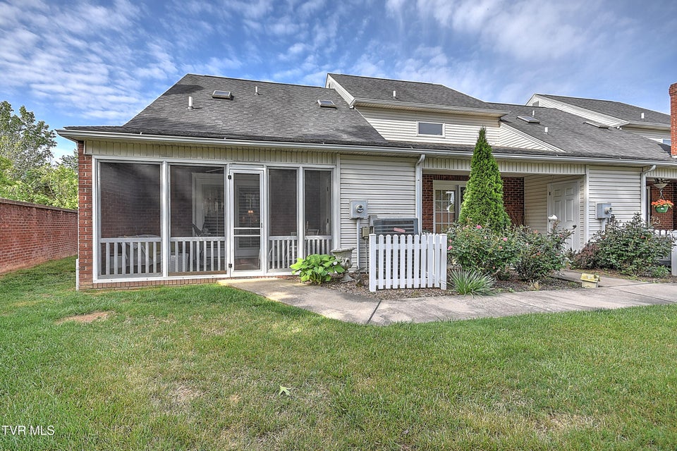 Photo #41: 2000 Manor Court