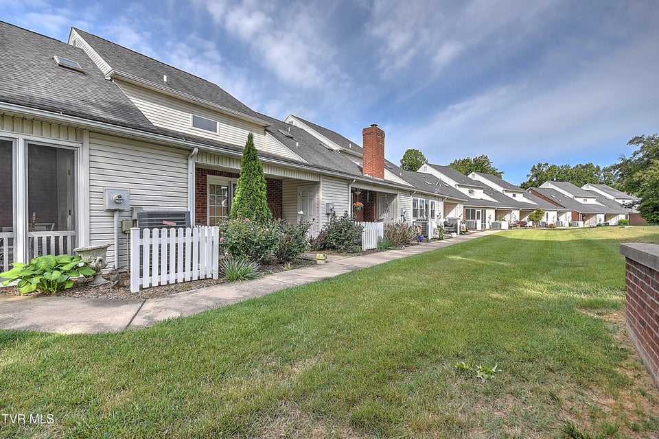 Photo #42: 2000 Manor Court