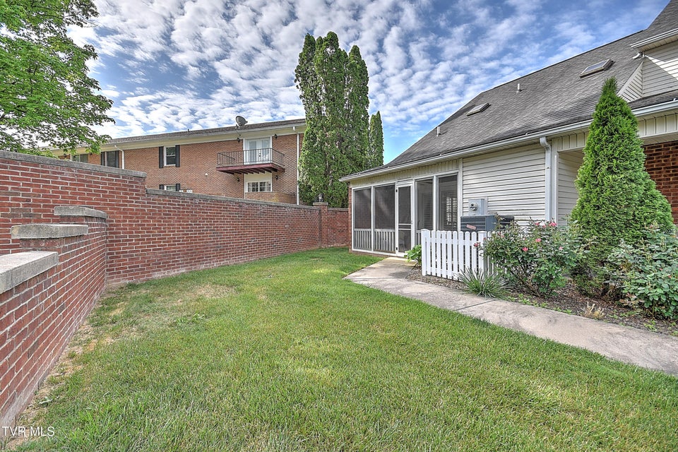 Photo #43: 2000 Manor Court