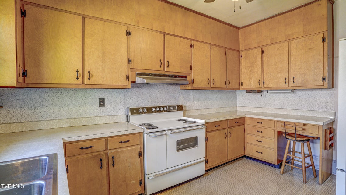 Photo #21: 704 Reynolds Street