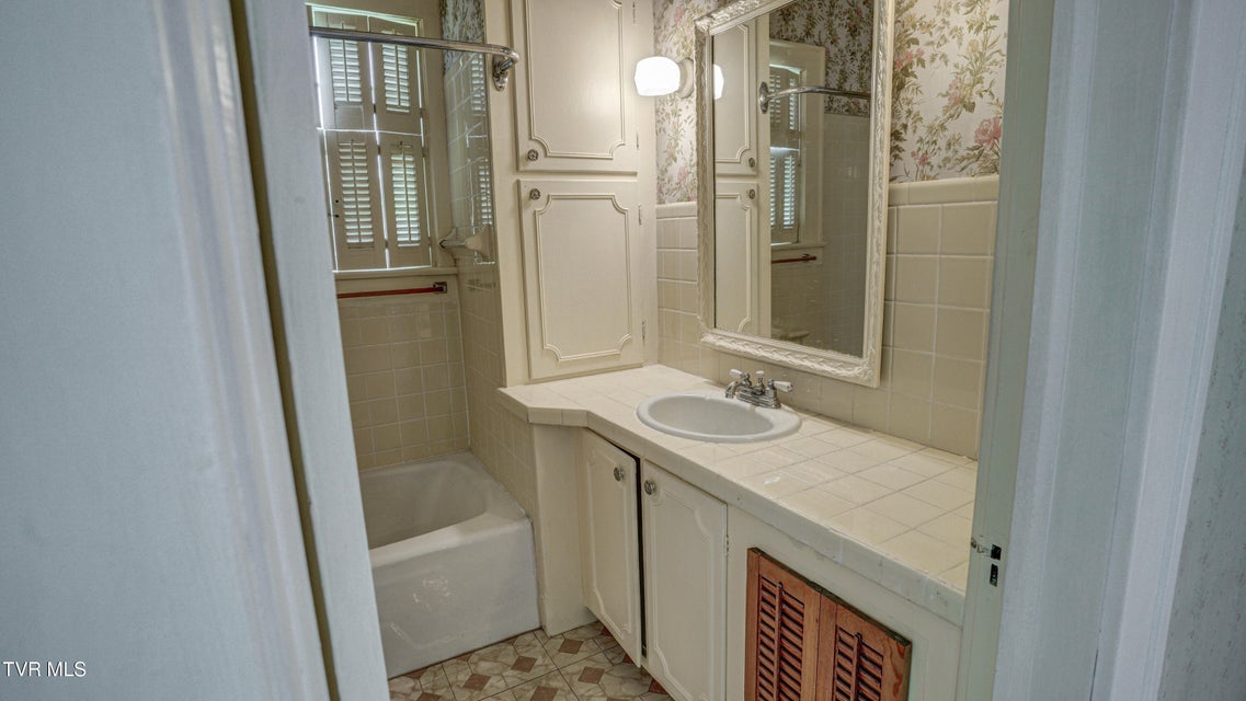 Photo #27: 704 Reynolds Street