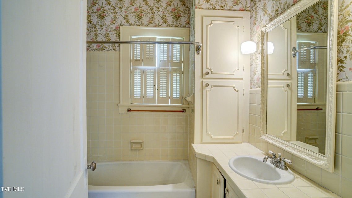 Photo #28: 704 Reynolds Street