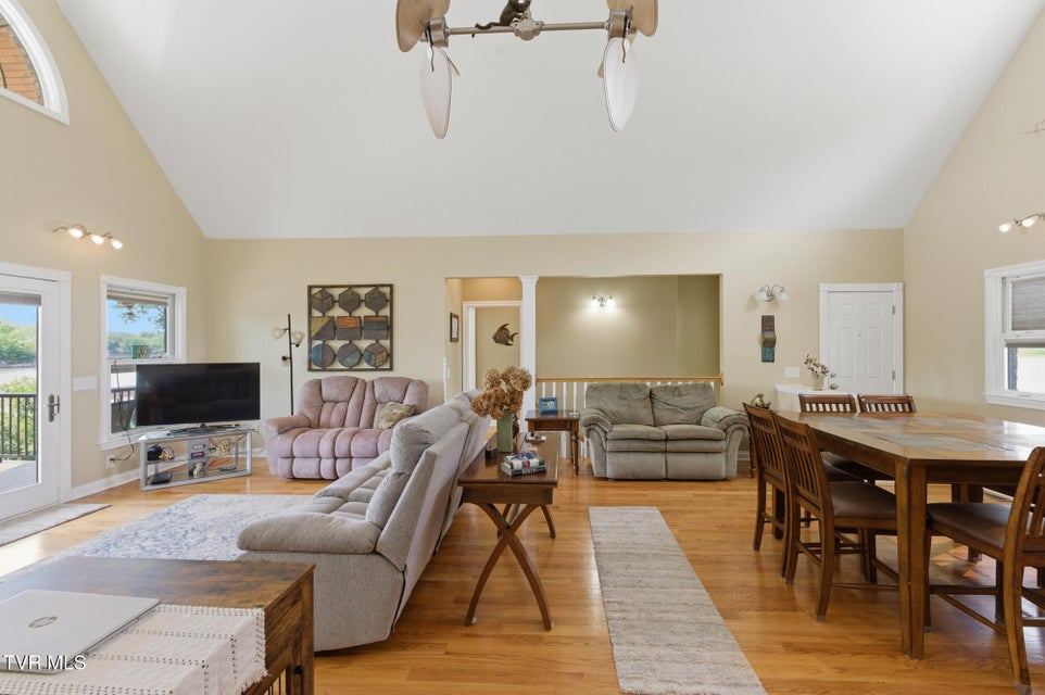 Photo #34: 410 Lakeview Street