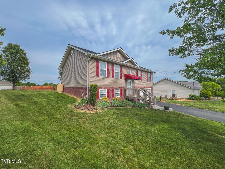 Photo #2: 612 Willow Court